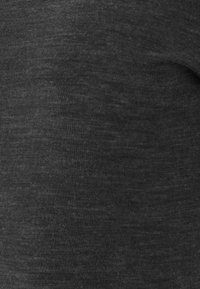 Tessuto grigio scuro, a coste, con una texture morbida, aspetto leggermente melangiato, elasticità uniforme, senza motivi visibili o dettagli hardware.