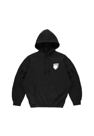 Czarna bluza z kapturem, z przednią kieszenią oraz małym białym logo w kształcie tarczy z napisem "PROSTO" na lewej piersi.