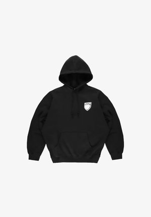 Czarna bluza z kapturem, z przednią kieszenią oraz małym białym logo w kształcie tarczy z napisem "PROSTO" na lewej piersi.