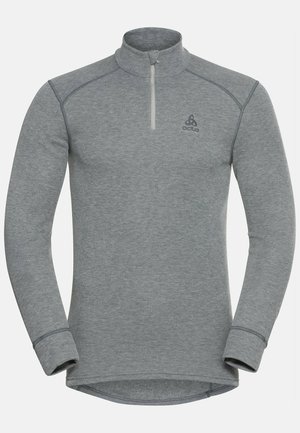 Pull-over gris à manches longues avec un col zippé quart, un col côtelé et des accents brodés. Fabriqué en tissu doux et texturé. Comprend un logo sur la poitrine.