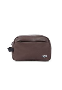 Braune Stofftasche mit einer glatten Textur, Reißverschluss-Vordertasche, flacher rechteckiger Form und einem weißen Logo-Akzent an der Seite.