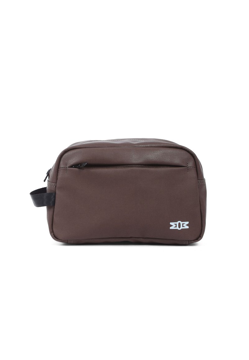 Braune Stofftasche mit einer glatten Textur, Reißverschluss-Vordertasche, flacher rechteckiger Form und einem weißen Logo-Akzent an der Seite.