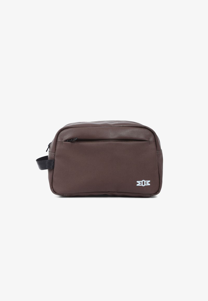 Braune Stofftasche mit einer glatten Textur, Reißverschluss-Vordertasche, flacher rechteckiger Form und einem weißen Logo-Akzent an der Seite.