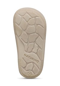 Crème-kleurige schoenzool met textuurpatronen, met een mix van gladde en gegroefde gebieden. "NATURINO" en maat "20" gedrukt op de zijkant.