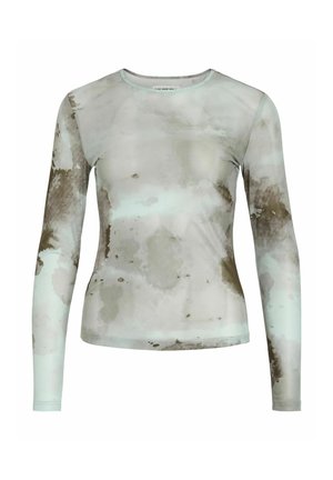 Ilgi piedurkņu, pieguļošs sieviešu krekls ar apaļu kakla izgriezumu, kuram ir gaiši zila un brūna abstrakta akvareļa raksts.