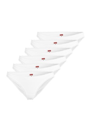 Kuusi paria valkoisia naisten puuvillaisia alushousuja, joissa on pitsireunus, pinottuna viuhkamaisesti valkoisella taustalla.