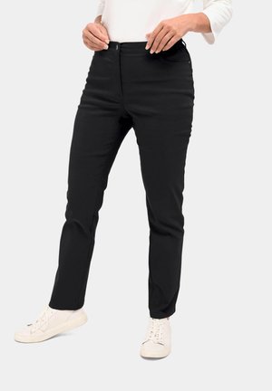 Zwarte rechte broek met een gladde afwerking, voorzien van een knoopsluiting en twee vozakken, gecombineerd met witte sneakers.