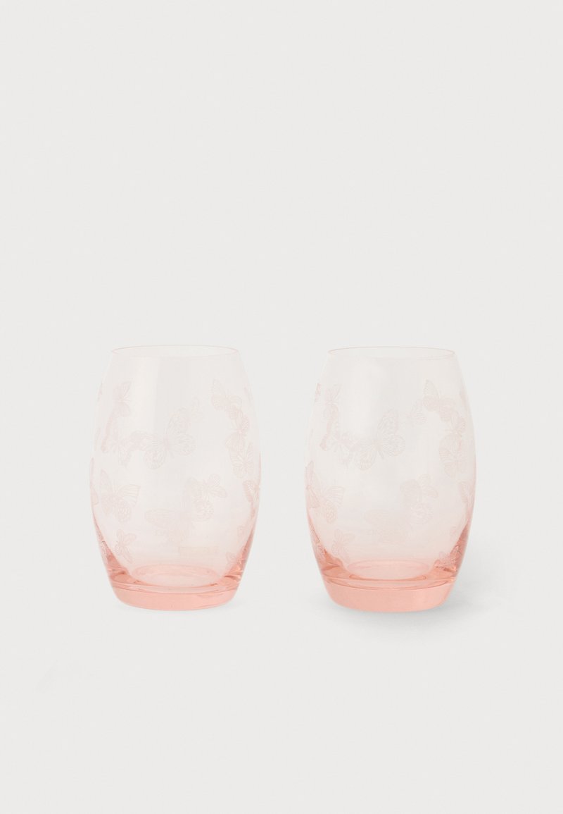 Deux verres à boire teintés de rose avec des motifs de papillons gravés, placés côte à côte sur un fond blanc.