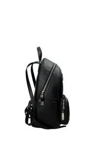 Zaino in pelle nera con finitura testurizzata, dotato di un ampio scomparto con zip e tasche laterali aggiuntive, progettato per una silhouette compatta.