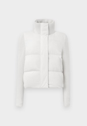 Casaco puffer branco cortado com mangas de malha cinza canelada e colarinho alto, apresentando texturas acolchoadas e um acabamento suave.