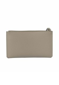 Pochette in pelle grigia chiara con texture, dotata di cerniera superiore e linguetta in metallo argentato su uno sfondo bianco.