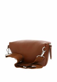 Sac en cuir marron avec une finition texturée, de forme arrondie, ferrures en argent et une bandoulière détachable avec un accent à motif.