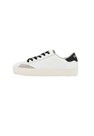 Baskets blanches avec des accents noirs, détails en daim gris sur le bout, lacets noirs plats et semelle en caoutchouc texturée. Design minimaliste.