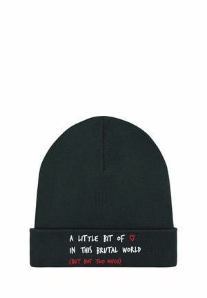 Bonnet en tricot noir à coupe ajustée. Présente un texte blanc et rouge sur le revers, affichant une phrase ludique à propos du monde.