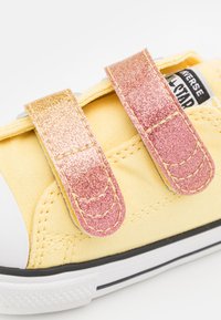 Converse CHUCK TAYLOR ALL STAR EASY ON UNISEX - Trainers - like butter/donut glaze/white