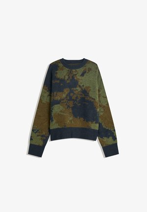Groene en marineblauwe gebreide trui met een camouflagepatroon. Beschikt over een geribbelde ronde halslijn en boorden, met een iets verkorte snit.