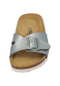 Grå slide sandal med läderrem, justerbar metallspänne, korkfotbädd och strukturerad sula. Har en slät yta och öppen design.