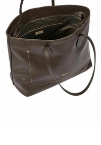 Sac fourre-tout en cuir marron avec une finition texturée, un intérieur spacieux, des poignées doubles et un logo doré en accent. Dispose d'une poche extérieure.