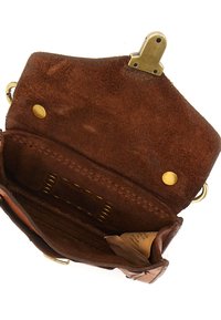 Interno della borsa a pochette in suede marrone con hardware in ottone, caratterizzato da un compartimento principale, uno slot per carte e un piccolo etichetta visibile all'interno.