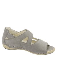 Sandalo in suede grigio con punta aperta, design a strisce incrociate e ritagli decorativi. Presenta una suola beige testurizzata e cuciture a contrasto.