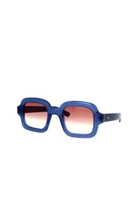 Occhiali da sole oversize blu con montatura trasparente, lenti rosa sfumate e hardware minimal. Design massiccio con una finitura liscia.