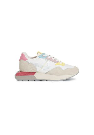 Sneakers con una toma superiore in tessuto bianco, suola in gomma grigia, dettagli in suede rosa e beige, e lacci multicolori.