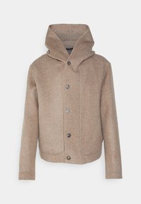 Ljust brunt ulljacka med hög krage, långa ärmar, framknäppning och synliga framfickor mot en vit bakgrund.