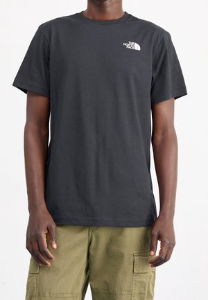 Schwarzes kurzärmeliges T-Shirt aus Baumwolle mit Rundhalsausschnitt und weißem Logo auf der linken Brust. Glatte Textur, Standard-Passform.