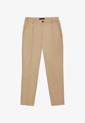 Beige Chinos mit geradem Beinanschnitt, ausgestattet mit vorderen Falten, Seitentaschen und einem Knopfverschluss an der Taille. Glatte Textur.