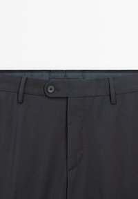 Dunkelgraue Hose aus einem glatten Stoff mit Knopfverschluss, vorderen Falten und Gürtelschlaufen; maßgeschneiderter Schnitt ohne Taschen.