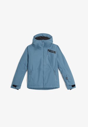 Helle blaue Skijacke aus Softshellmaterial, mit einem Reißverschluss vorne, verstellbaren Bündchen und einer Reißverschlusstasche auf der Brust mit schwarzen Akzenten.