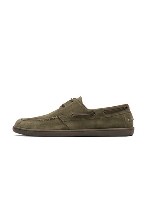 Scarpa casual in camoscio verde oliva con suola marrone e lacci laterali decorativi, mostrata di profilo destro su sfondo bianco.