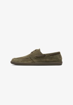 Chaussure décontractée en daim vert olive avec semelle marron et lacets décoratifs latéraux, vue de profil droit sur fond blanc.