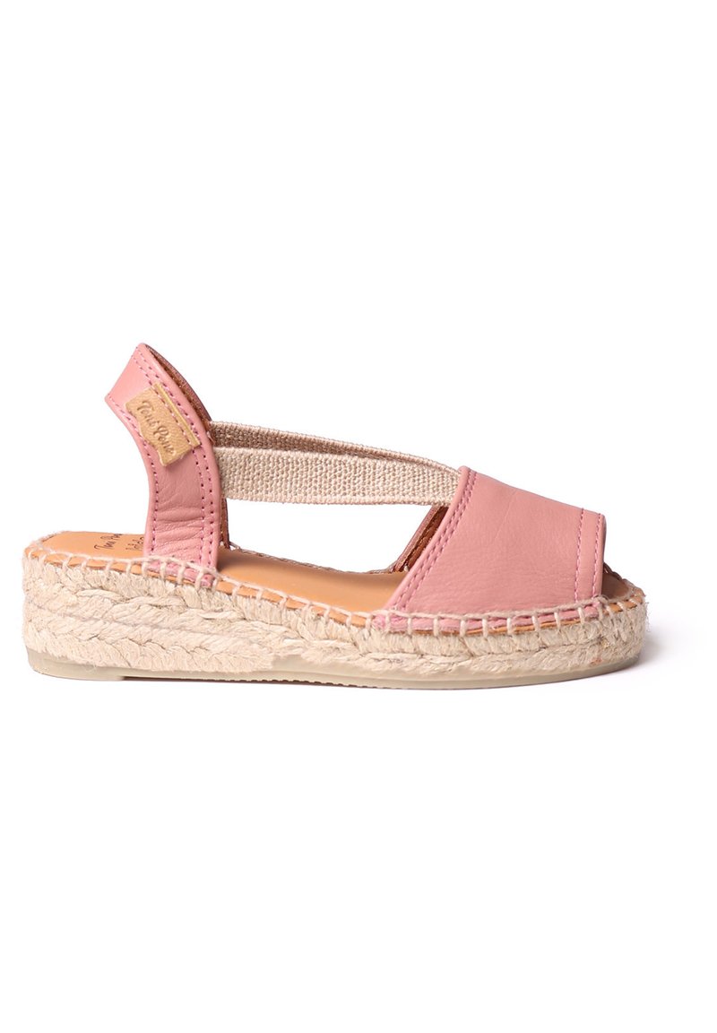 Sandal espadriglia in pelle rosa con cinturino elastico, punta rotonda, suola a cuneo avvolta in juta e una finitura liscia. Fodera interna di un leggero color crema.