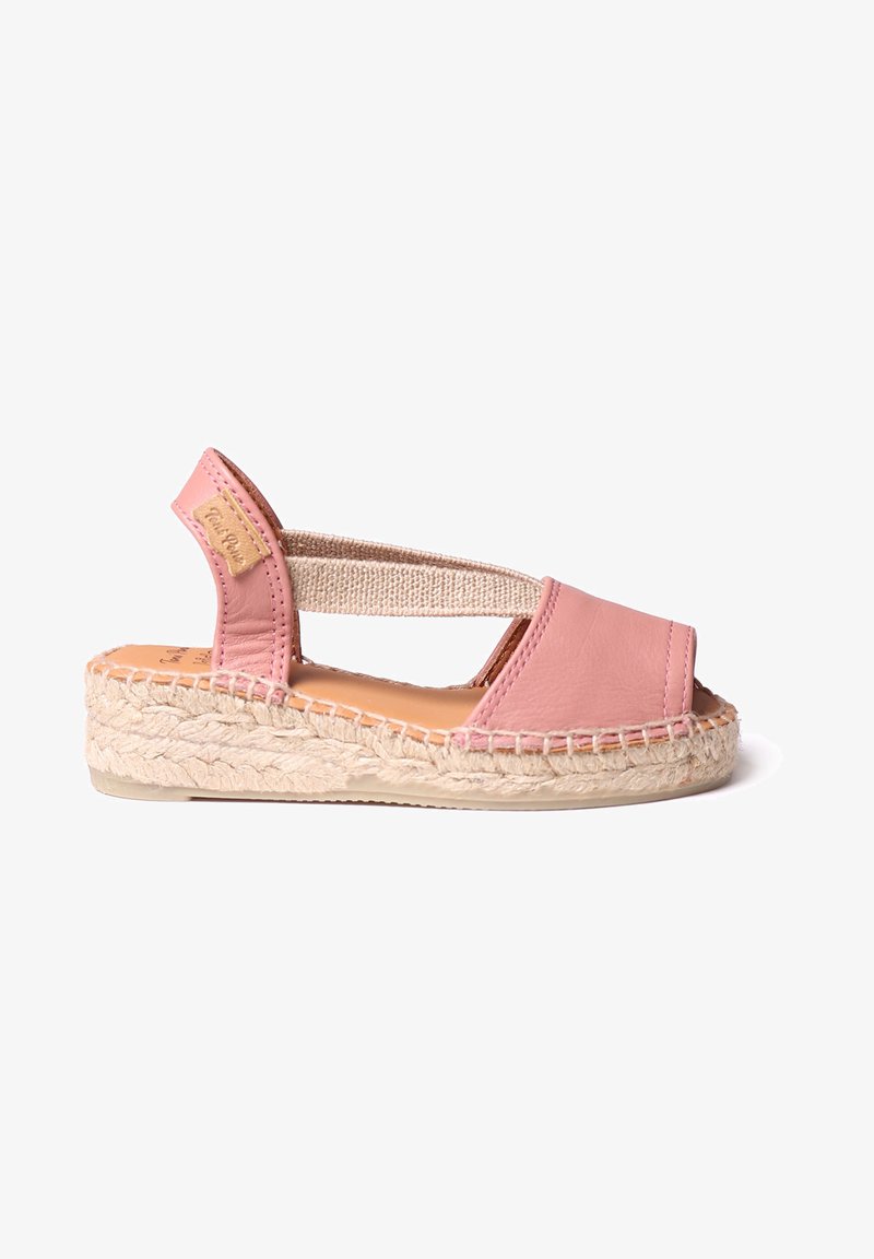 Sandal espadriglia in pelle rosa con cinturino elastico, punta rotonda, suola a cuneo avvolta in juta e una finitura liscia. Fodera interna di un leggero color crema.