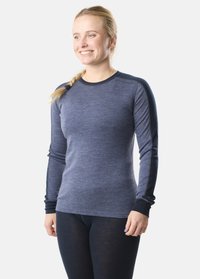 Maglietta termica a maniche lunghe di colore blu navy, realizzata in un morbido tessuto testurizzato, con accenti blu scuro a contrasto lungo le maniche.