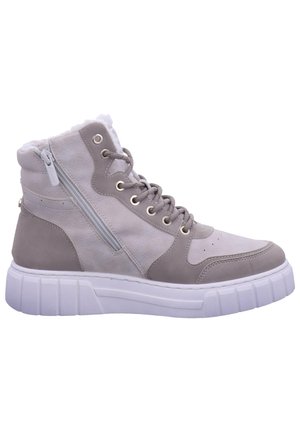 Des sneakers montantes gris clair en matériau mixte, avec une surface texturée, une fermeture zippée sur le côté, un design à lacets et une épaisse semelle blanche.