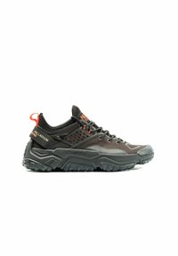 Scarpe da trekking nere con tomaia testurizzata, pannelli in rete e suola in gomma. Presentano dettagli rossi e un tallone rinforzato, progettate per la durata.