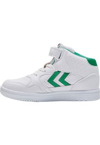 Białe sneakersy high-top z zielonymi akcentami, teksturowana skórzana powłoka, perforowane detale, zapięcie na sznurowadła oraz pasek wokół kostki dla dodatkowego wsparcia.