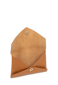Borsa in pelle marrone con un esterno testurizzato e un interno in suede morbido e liscio. Presenta una chiusura a bottone automatico e una forma triangolare.