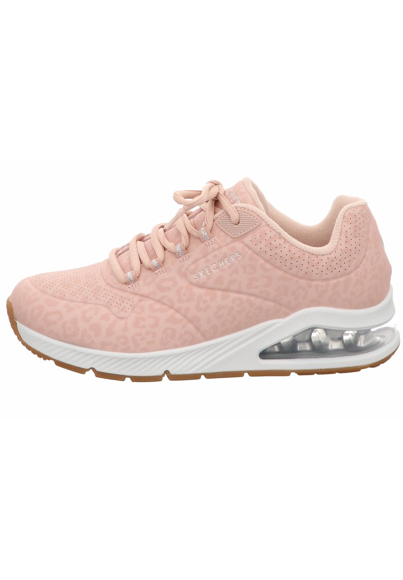 Lyserød sneakers med struktureret leopardprint, snørebåndsdesign, polstret krave og en klar luftstød i den hvide sål.