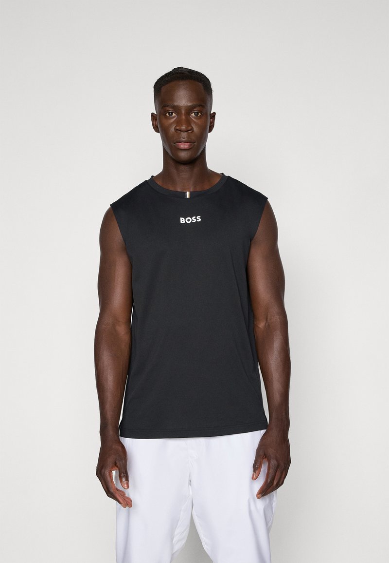 T-shirt sans manches noir en coton, avec un col rond et un logo "BOSS" blanc sur la poitrine. Texture lisse, coupe décontractée.