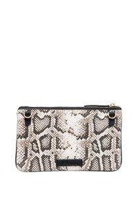 Slangprint clutch bag met een beige, zwarte en grijze patroon. Voorzien van een ritsluiting, leren accenten en metalen hardware. Compact rechthoekig ontwerp.