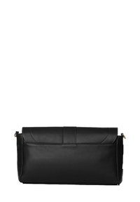 Clutch in pelle nera di forma rettangolare, texture liscia, patta pieghevole e dettagli di cucitura sottili lungo i bordi.