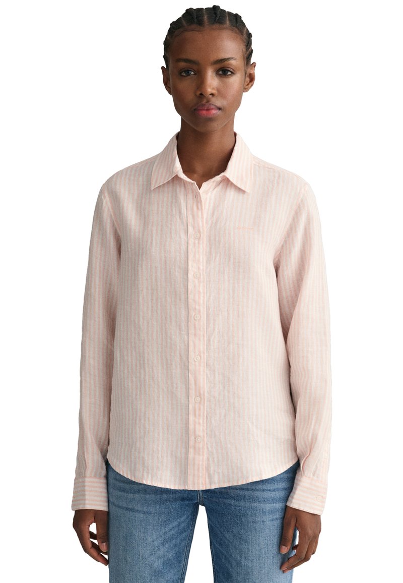 Hellrosa Hemd mit weißen Streifen, langen Ärmeln und klassischem Kragen. Weicher, strukturierten Stoff mit lockerer Passform.