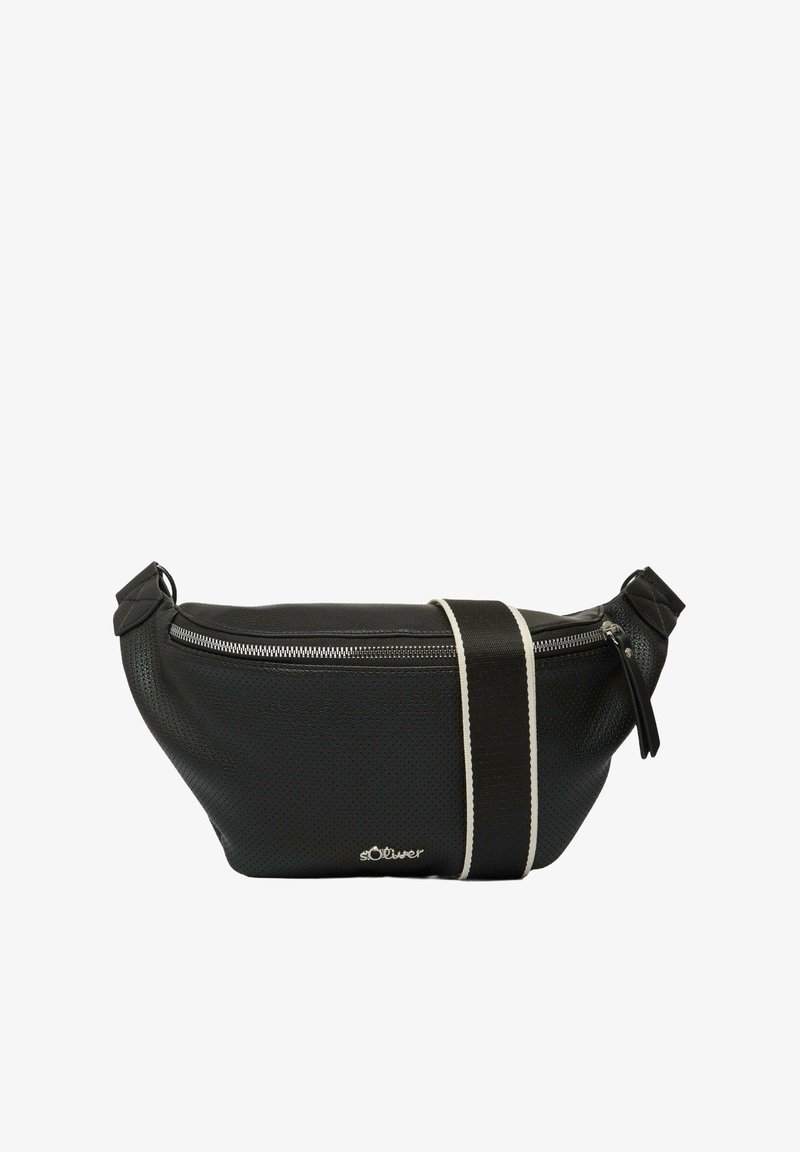 Zwarte geperforeerde leren heuptas met een zilveren rits, voorzien van een brede zwarte schouderband met witte accenten en een klein logo aan de zijkant.