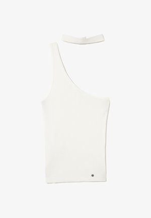 Top blanco sin mangas con un solo hombro, con cuello tipo choker incorporado y pequeño logo metálico redondo cerca del dobladillo.