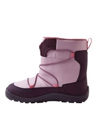 Różowo-fioletowe wodoodporne buty z teksturowanej tkaniny, elastycznymi sznurówkami i wzorzystą gumową podeszwą. Wysokość do łydki z uchwytem do zakładania.