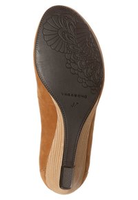 Světlé semišové podešve s texturovaným černým gumovým dnem. Obsahuje složité květinové detaily a značkové logo "VAGABOND" se velikostí 37.