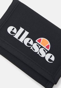 Portofel din țesătură neagră cu logo-ul alb "ellesse" și un emblema colorată în formă de semicerc. Suprafață texturată cu cusături.